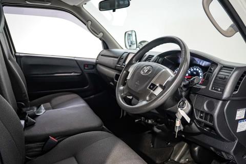 2018 Toyota Hiace Diesel 5 Door - Thumbnail
