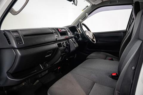 2020 Toyota Hiace 5 Door Diesel - Thumbnail