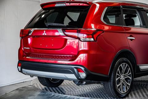 2015 Mitsubishi Outlander 7 Seater 4WD - Thumbnail