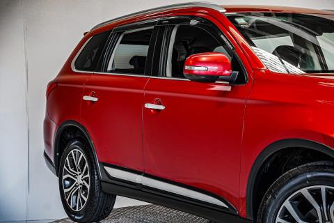 2015 Mitsubishi Outlander 7 Seater 4WD - Thumbnail