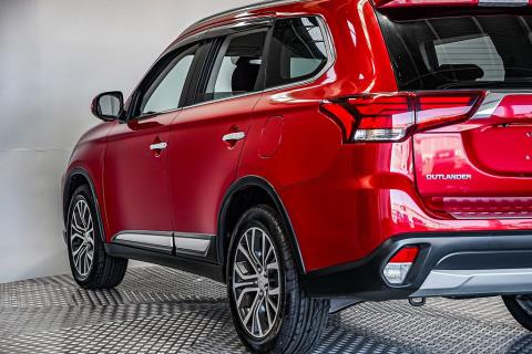 2015 Mitsubishi Outlander 7 Seater 4WD - Thumbnail