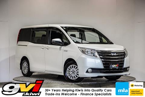 2014 Toyota Noah Hybrid / Voxy - Thumbnail