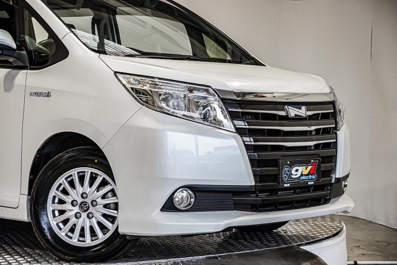 2014 Toyota Noah Hybrid / Voxy