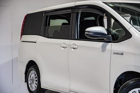 2014 Toyota Noah Hybrid / Voxy - Thumbnail