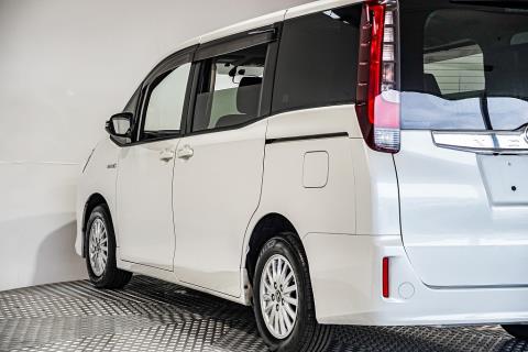 2014 Toyota Noah Hybrid / Voxy - Thumbnail