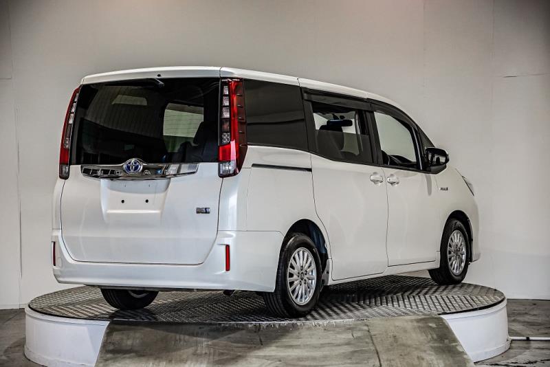 2014 Toyota Noah Hybrid / Voxy