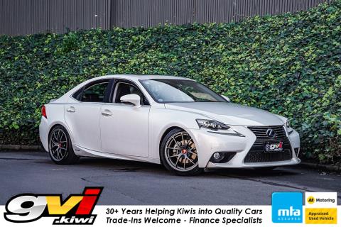 2013 Lexus IS 300h - Thumbnail