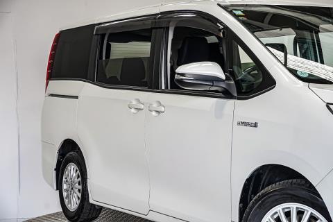 2016 Toyota Noah Hybird / Voxy - Thumbnail