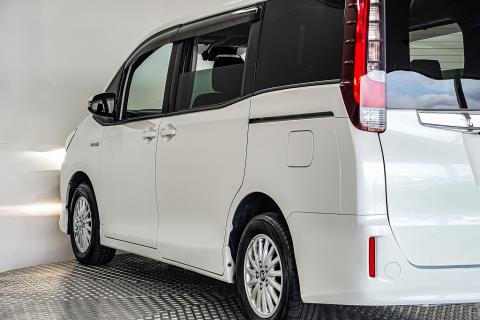 2016 Toyota Noah Hybird / Voxy - Thumbnail