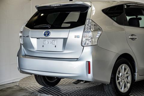 2011 Toyota Prius Alpha Hybrid - Thumbnail