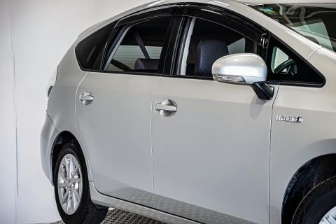 2011 Toyota Prius Alpha Hybrid - Thumbnail