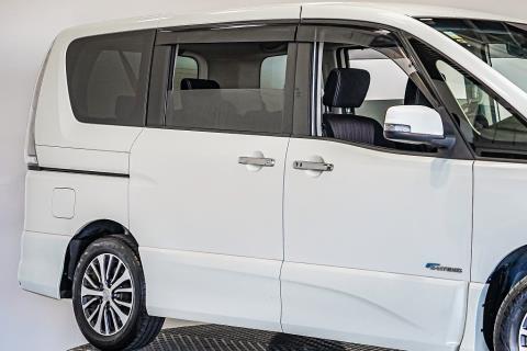 2015 Nissan Serena - Thumbnail