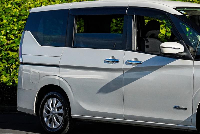 2017 Nissan Serena Hybrid X