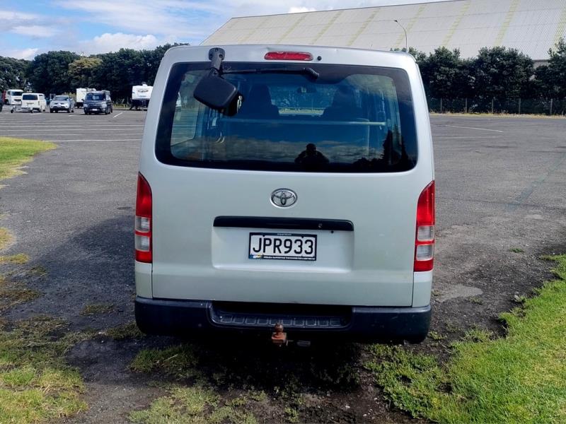 2011 Toyota Hiace 5 Door 5 Seater