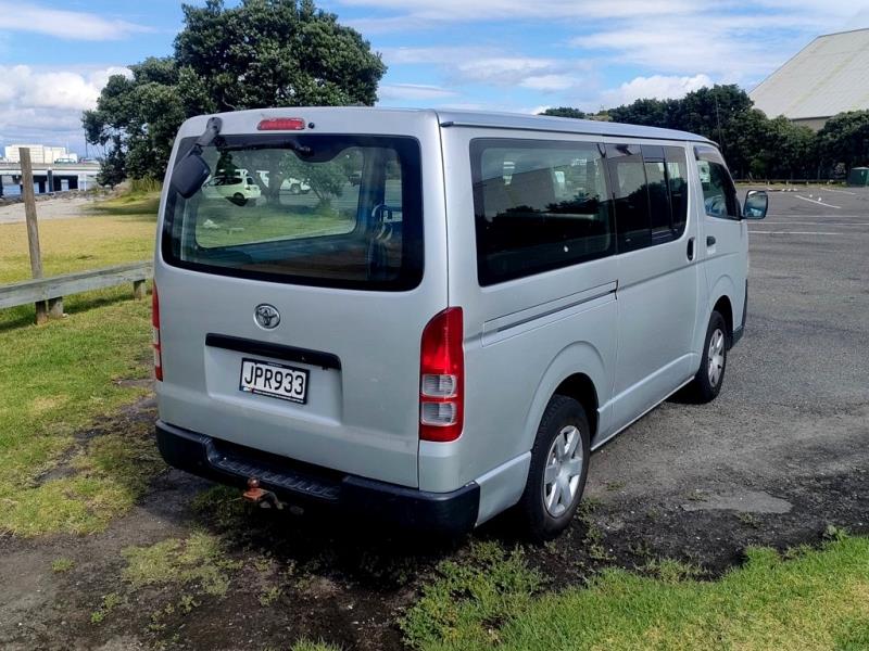 2011 Toyota Hiace 5 Door 5 Seater