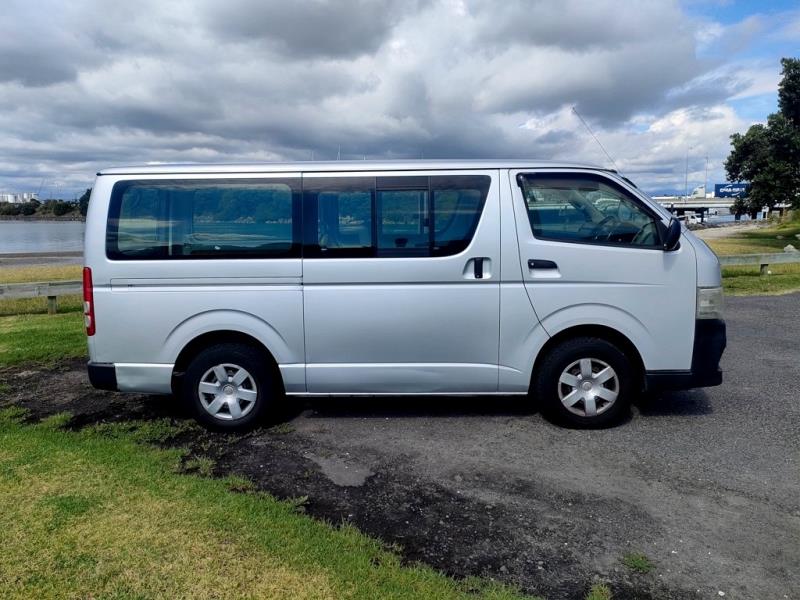 2011 Toyota Hiace 5 Door 5 Seater