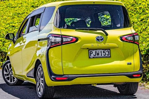 2016 Toyota Sienta Hybrid 7 Seater - Thumbnail