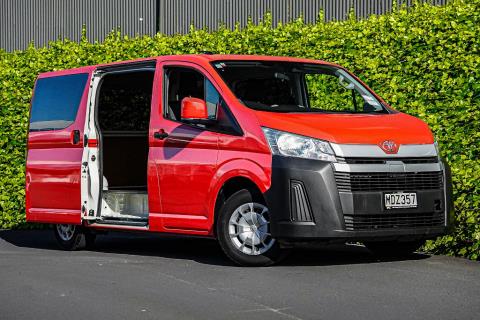 2019 Toyota Hiace ZR Auto - Thumbnail