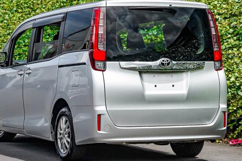 2014 Toyota Noah X / Voxy 7 Seater - Thumbnail