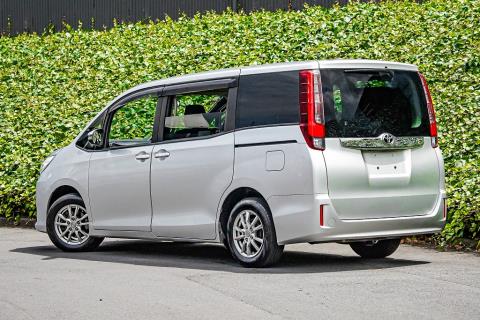 2014 Toyota Noah X / Voxy 7 Seater - Thumbnail